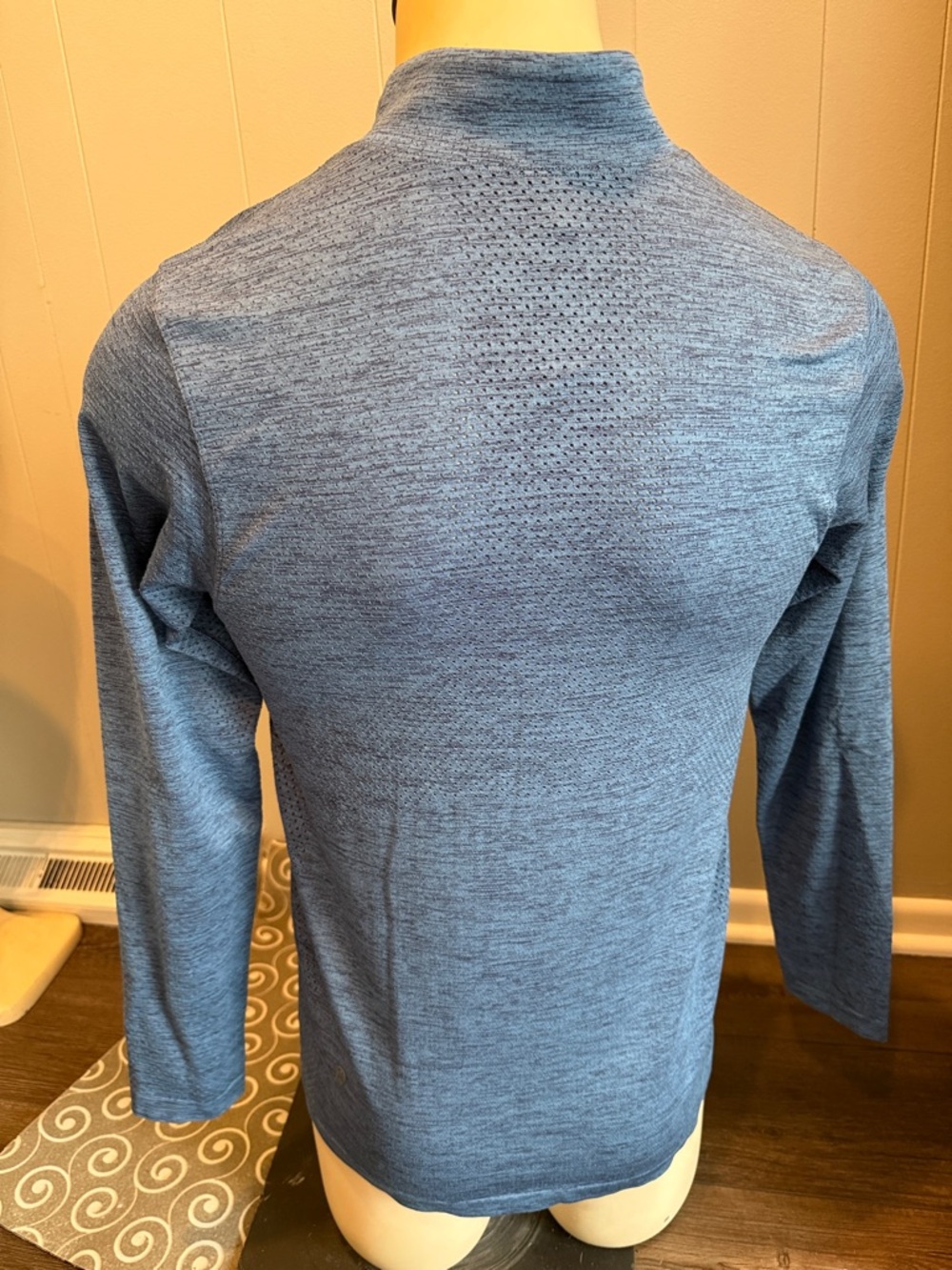 B40 lululemon athletica Men's Small Heathered Blue Half-Zip Pullover - Picture 3 of 5